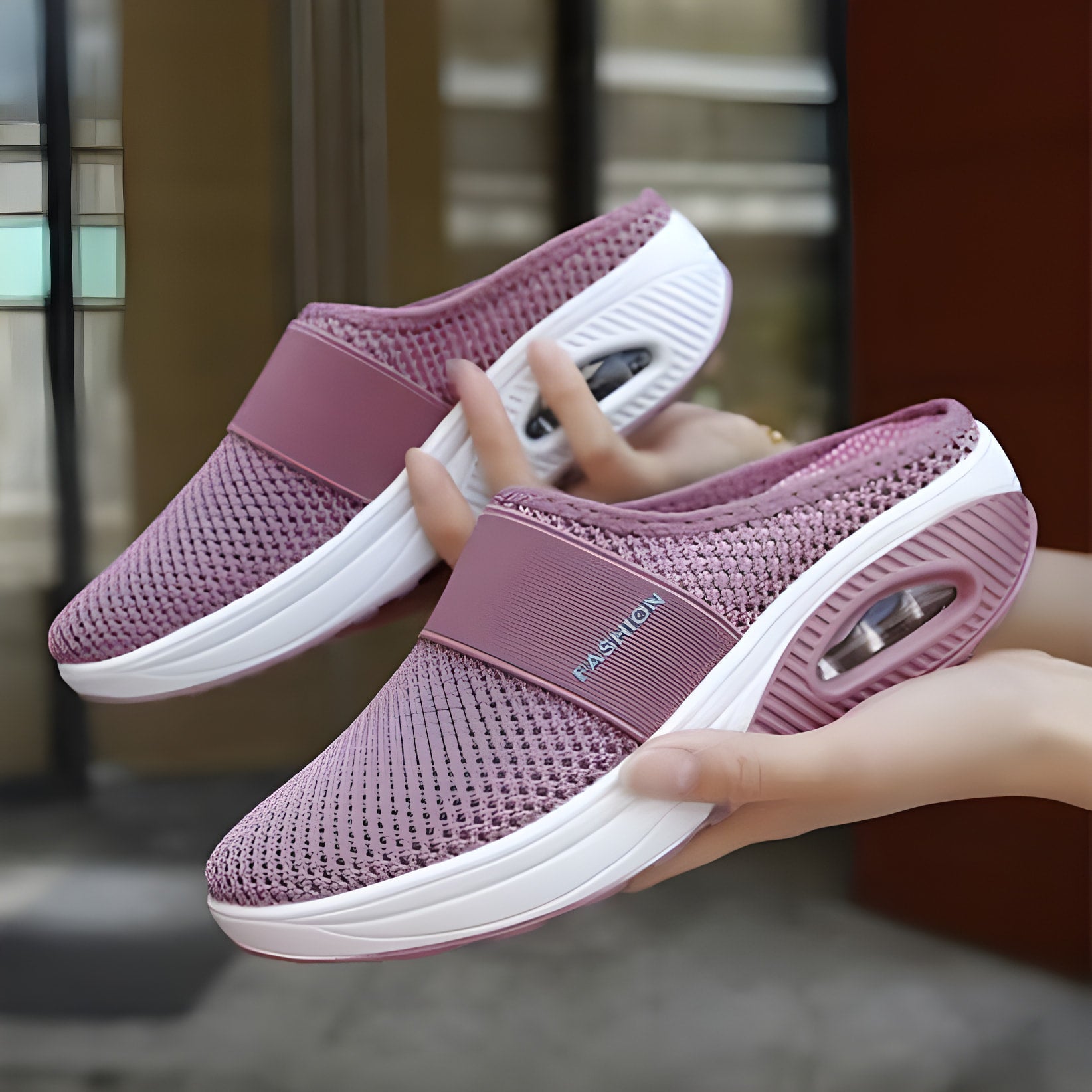 Paire de baskets en maille rose à semelles blanches.