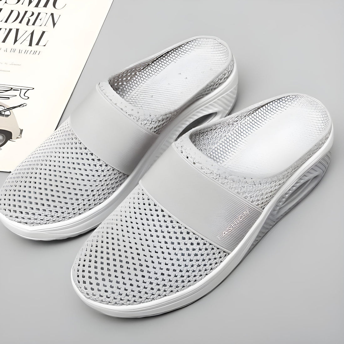 Paire de baskets gris clair avec détails en maille.