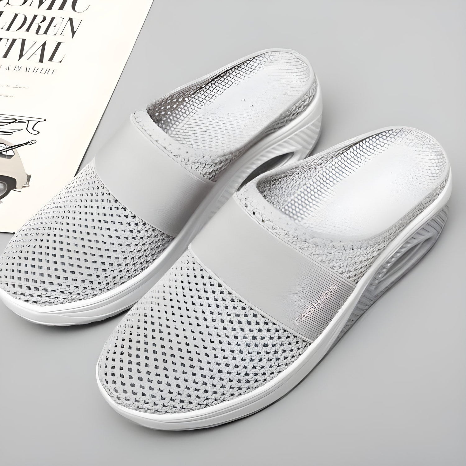 Paire de baskets gris clair avec détails en maille.