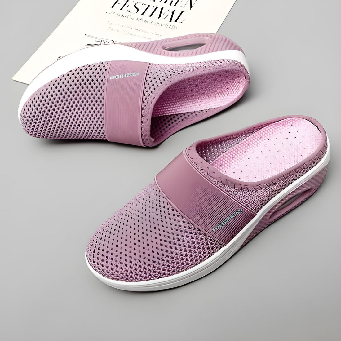 Paire de chaussures à enfiler en maille rose avec semelles blanches.