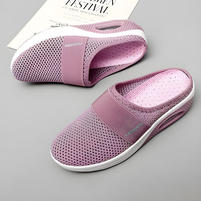 Paire de chaussures à enfiler en maille rose avec semelles blanches.