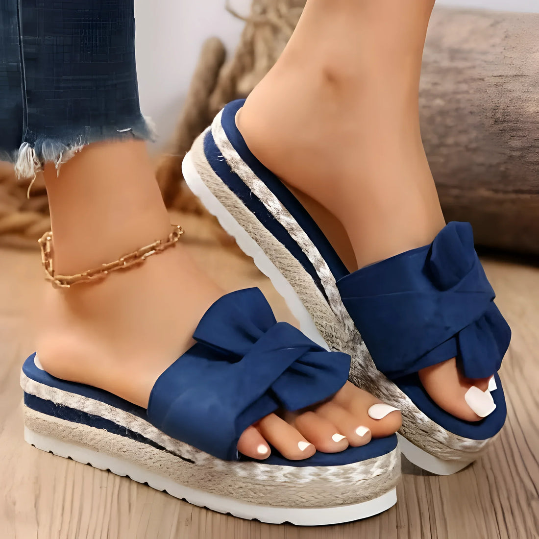 Sandales à plateforme bleu marine avec un nœud et des semelles de type espadrille.