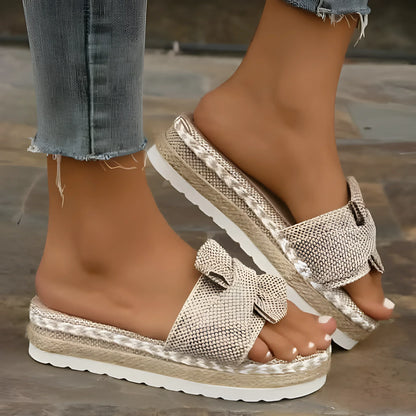 Sandales beige à enfiler, avec un nœud et une semelle compensée tressée.