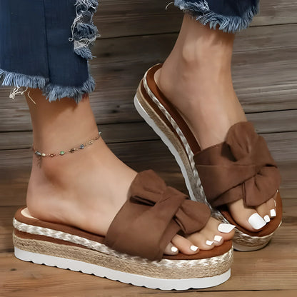Sandales à plateforme en daim marron avec un nœud et des semelles de type espadrille.